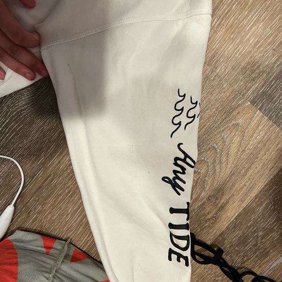 Hyproxia- seek the deep medium sized white sweatshirt. Hoodie - Picture 4 of 6